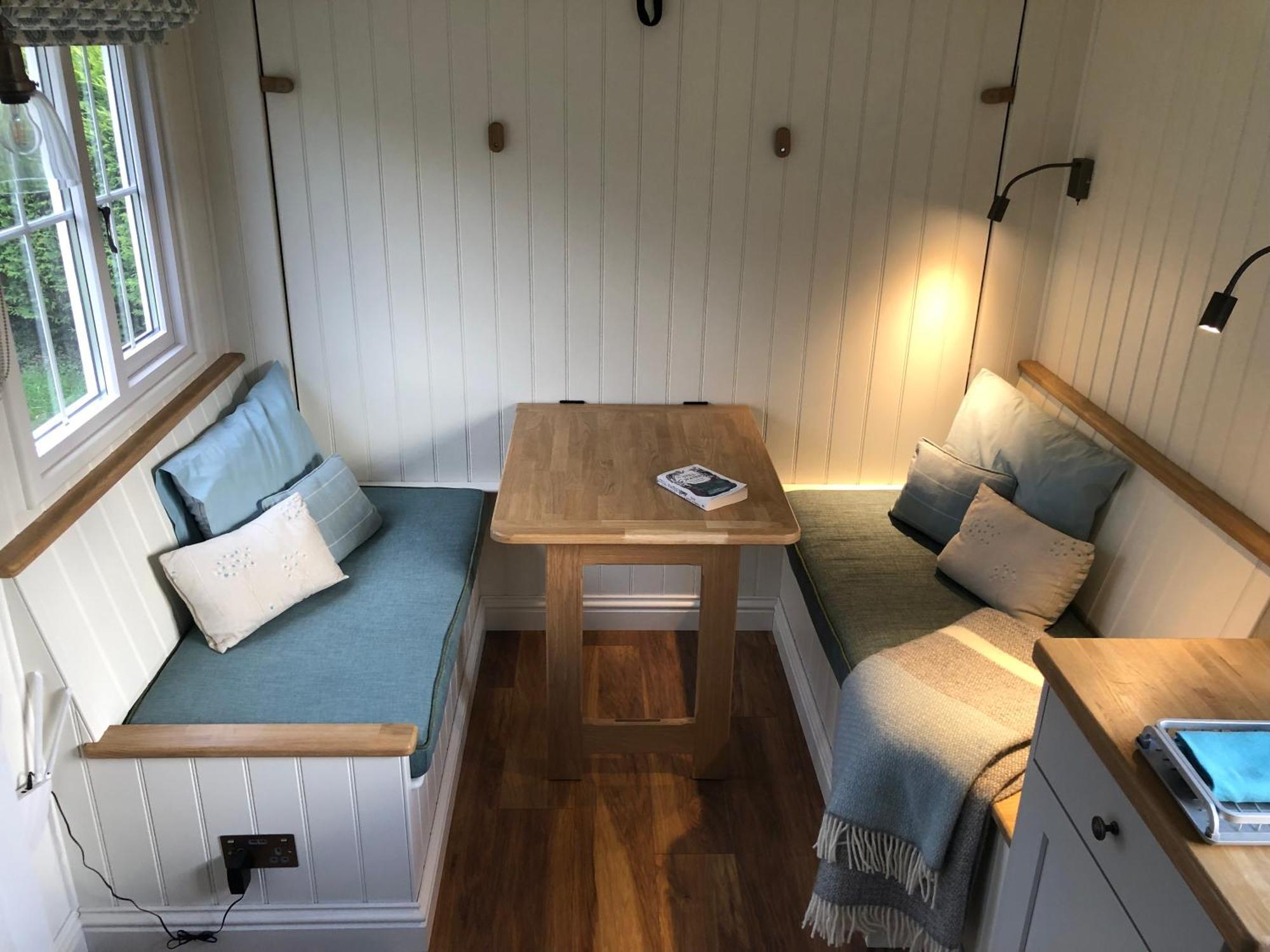 Green Valley, Cotswold Stay With Hamper 切尔滕纳姆 外观 照片